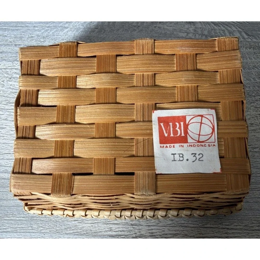 Small Vtg Hand Woven Bamboo Pandan Leaves Lidded Basket Bali Indonesian Trinkets